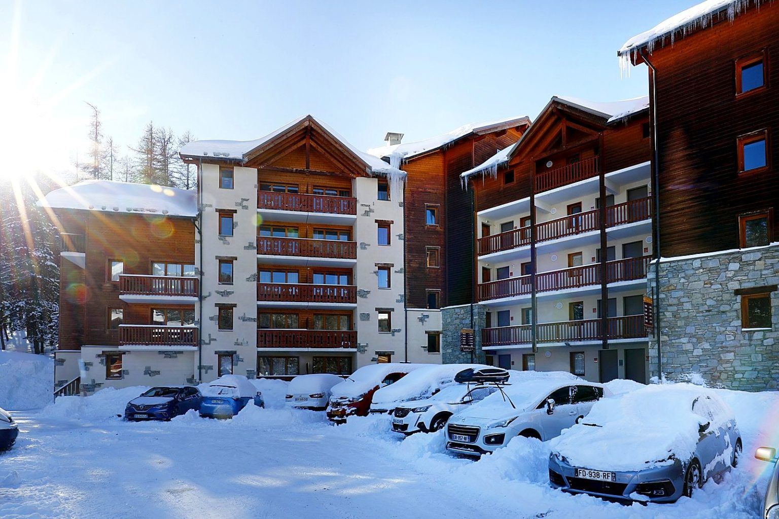 Albane Vars T2 skis aux pieds face aux pistes — Vars, Hautes-Alpes