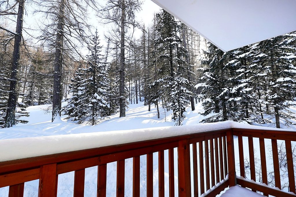 Albane Vars T2 skis aux pieds face aux pistes — Vars, Hautes-Alpes