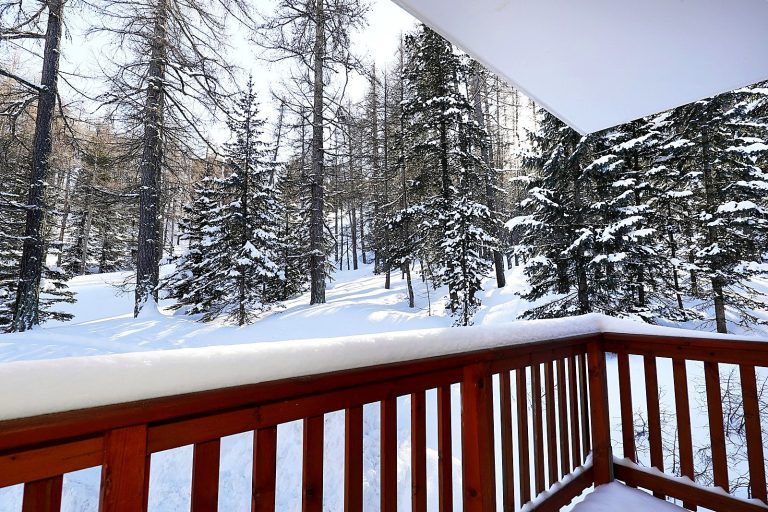 Albane Vars T2 skis aux pieds face aux pistes — Vars, Hautes-Alpes (photo 5)