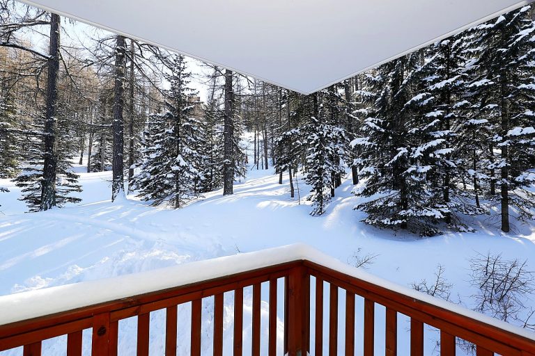 Albane Vars T2 skis aux pieds face aux pistes — Vars, Hautes-Alpes (photo 16)