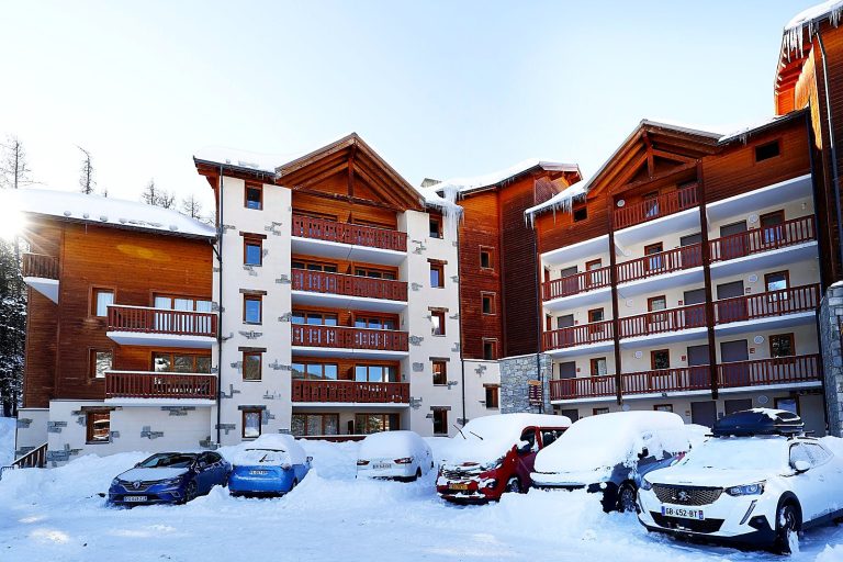 Albane Vars T2 skis aux pieds face aux pistes — Vars, Hautes-Alpes (photo 17)