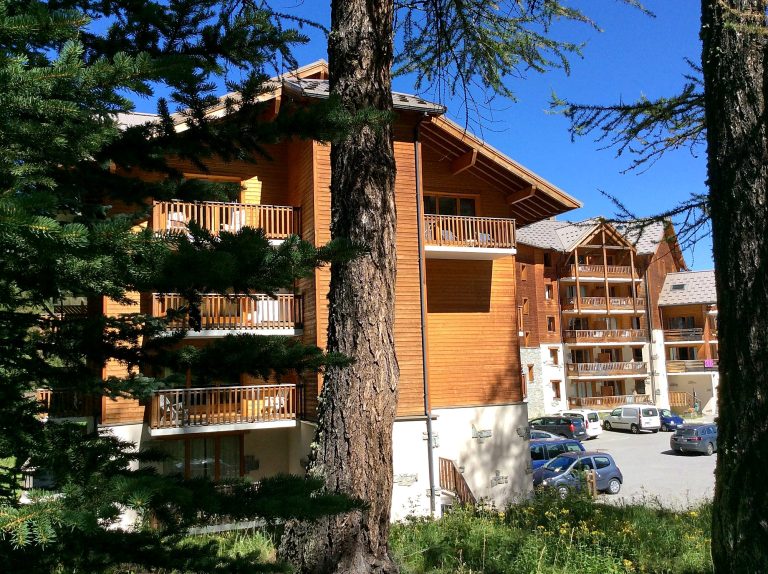 Albane Vars T2 skis aux pieds face aux pistes — Vars, Hautes-Alpes (photo 18)