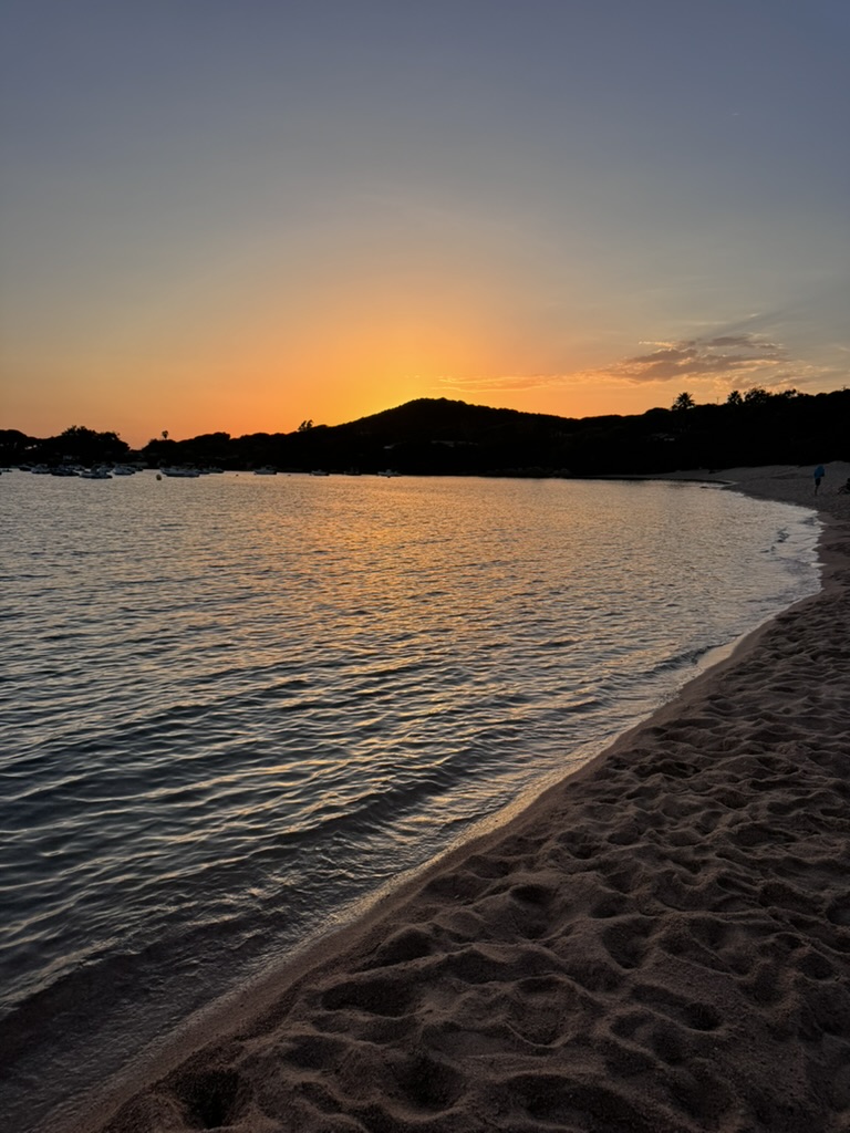 Bateaux au mouillage dans la baie de Cala Medea au coucher du soleil, Pietrosella