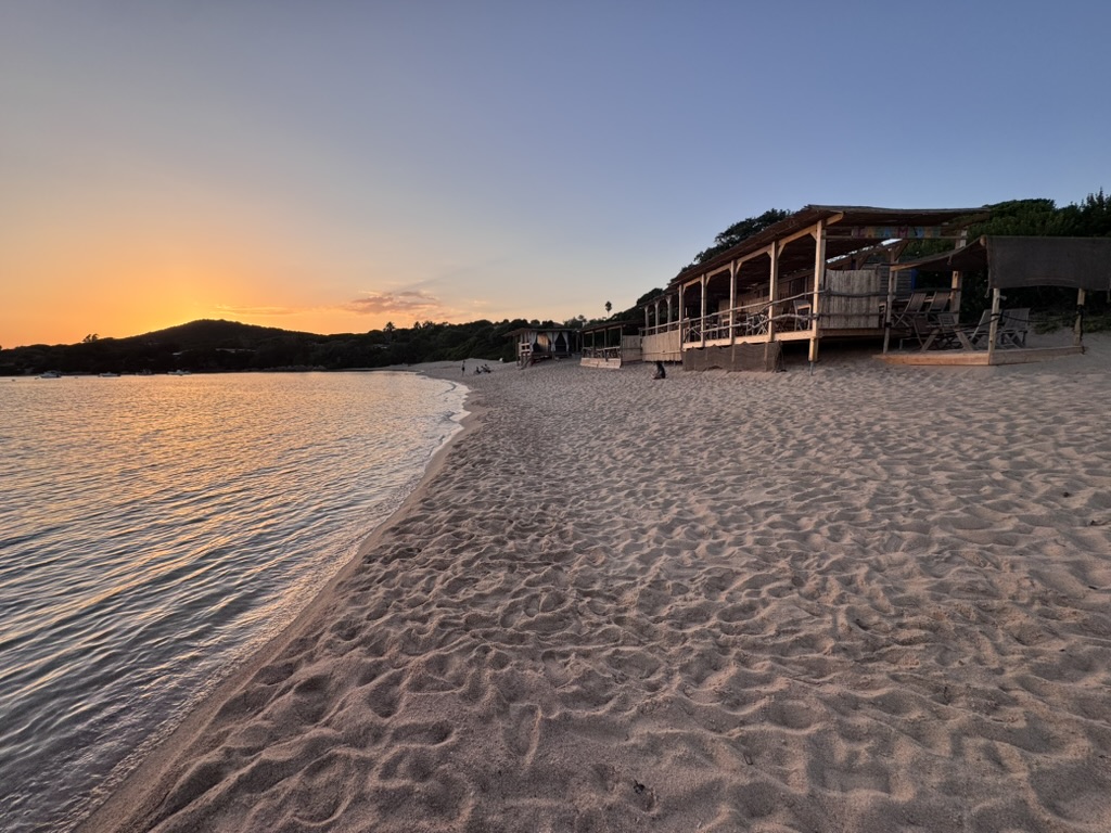 La plage de Cala Medea, sur la presqu'île de l'Isolella à Pietrosella, au soleil couchant