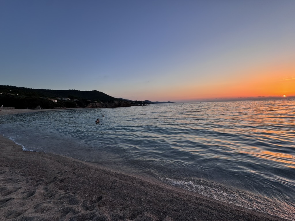 Coucher de soleil sur la plage du Ruppione, rive sud du golfe d'Ajaccio